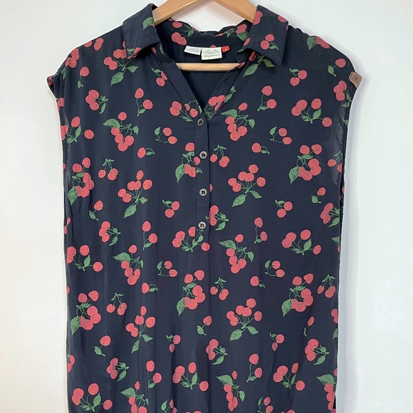 Cherry Print Sleeveless Blouse - Picture 2 of 15